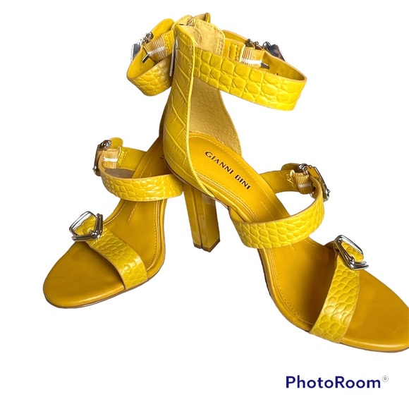 Gianni Bini Shoes - Gianni Bini Strappy Heeles Sandals Gold Size 7M - NWOT